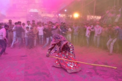 Holi begins with 'rangotsav' in Mathura | Holi begins with 'rangotsav' in Mathura Holi begins with 'rangotsav' in Mathura | Holi begins with 'rangotsav' in Mathura