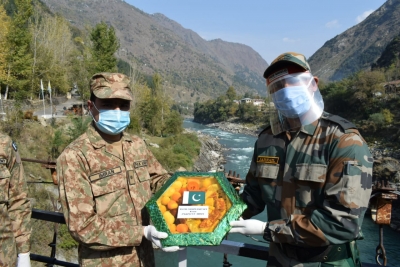 India, Pakistan armies exchange Diwali sweets on LoC | India, Pakistan armies exchange Diwali sweets on LoC