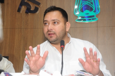 Job aspirants 'gherao' Tejashwi Yadav in Arrah | Job aspirants 'gherao' Tejashwi Yadav in Arrah