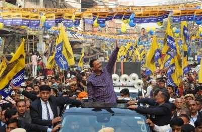 Kejriwal's roadshow draws massive crowd; CM promises corruption-free MCD | Kejriwal's roadshow draws massive crowd; CM promises corruption-free MCD