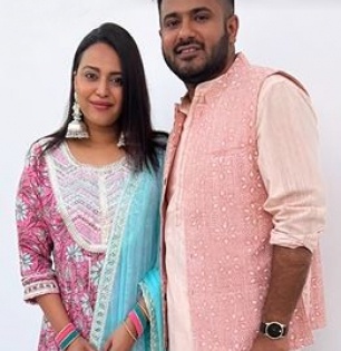 On 'paheli Eid', Swara Bhasker poses with husband Fahad Ahmad, his family | On 'paheli Eid', Swara Bhasker poses with husband Fahad Ahmad, his family