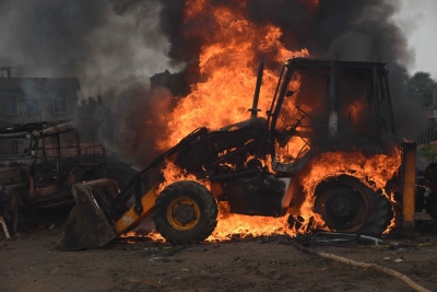 Maoists burn 6 road construction vehicles in Jharkhand | Maoists burn 6 road construction vehicles in Jharkhand
