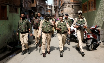 Civilian shot dead by militants in Srinagar (Lead, correcting para 3) | Civilian shot dead by militants in Srinagar (Lead, correcting para 3)