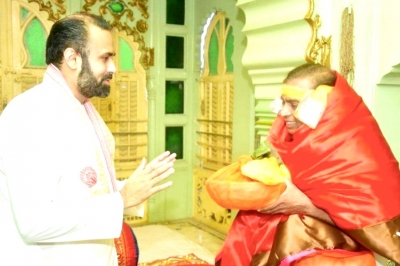 Mukesh Ambani offers prayers at Shrinathji temple | Mukesh Ambani offers prayers at Shrinathji temple