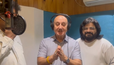 Anupam Kher sings a song for 'Metro... In Dino', shares a BTS video from sets | Anupam Kher sings a song for 'Metro... In Dino', shares a BTS video from sets