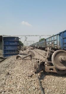 Goods train derails, Delhi-Howrah route affected | Goods train derails, Delhi-Howrah route affected