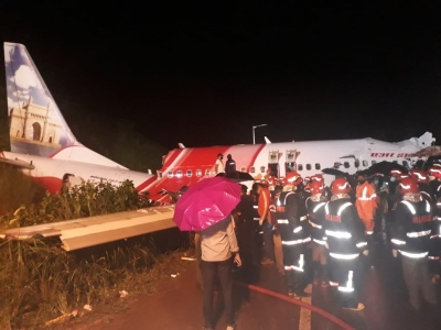 14 killed as AI Express plane overshoots runway (5th Ld) | 14 killed as AI Express plane overshoots runway (5th Ld)