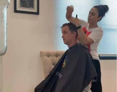 Preity Zinta flaunts her hair dressing skills | Preity Zinta flaunts her hair dressing skills Preity Zinta flaunts her hair dressing skills | Preity Zinta flaunts her hair dressing skills
