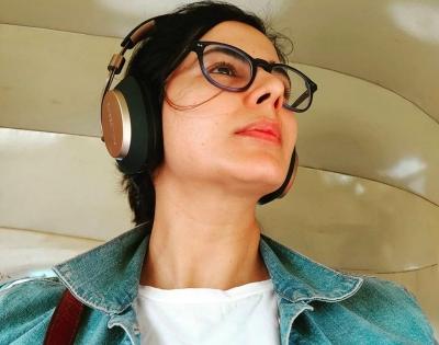 Unable to hail a cab, Kirti Kulhari opts for rickshaw ride | Unable to hail a cab, Kirti Kulhari opts for rickshaw ride