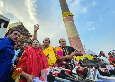 Mamata visits Jagannath temple, terms scheduled meeting with Patnaik courtesy call | Mamata visits Jagannath temple, terms scheduled meeting with Patnaik courtesy call Mamata visits Jagannath temple, terms scheduled meeting with Patnaik courtesy call | Mamata visits Jagannath temple, terms scheduled meeting with Patnaik courtesy call