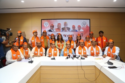 Gujarat: Six AAP corporators in Surat join BJP | Gujarat: Six AAP corporators in Surat join BJP