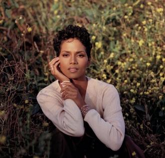Halle Berry keeps shooting for 'Bruised' despite ribs injury | Halle Berry keeps shooting for 'Bruised' despite ribs injury