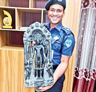 Lord Vishnu idol made of black stone recovered in B'desh | Lord Vishnu idol made of black stone recovered in B'desh