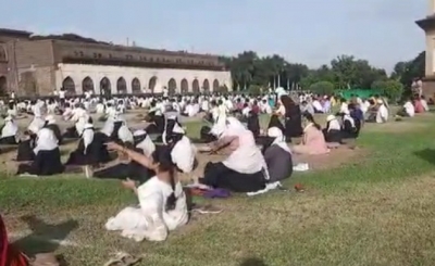 Muslim girls perform yoga wearing hijab in K'taka | Muslim girls perform yoga wearing hijab in K'taka