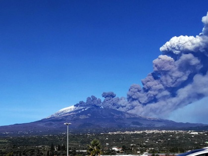 Italy's Mt. Etna erupts, flights halted to Sicily | Italy's Mt. Etna erupts, flights halted to Sicily