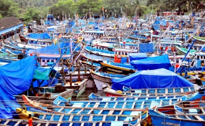 52-day ban kicks off in Kerala, trawlers to keep off coast | 52-day ban kicks off in Kerala, trawlers to keep off coast