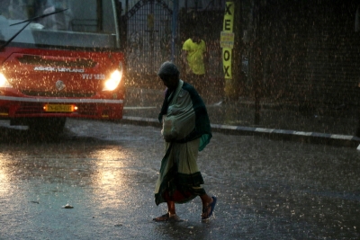 Heavy showers with thunderstorms in Chennai, adjoining districts: IMD | Heavy showers with thunderstorms in Chennai, adjoining districts: IMD