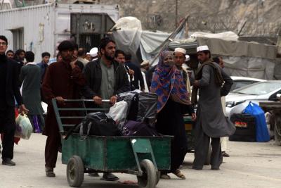 Stranded Afghans in Pak take shelter in mosques, shops | Stranded Afghans in Pak take shelter in mosques, shops