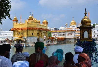 Wheelchair-bound devotee denied entry into Golden Temple | Wheelchair-bound devotee denied entry into Golden Temple