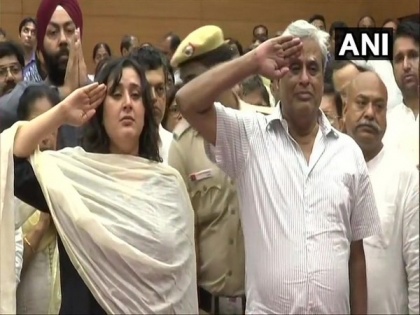 Sushma's husband, daughter salute BJP stalwart before final journey | Sushma's husband, daughter salute BJP stalwart before final journey