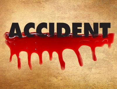 2 killed, 24 injured as mini bus overturns on expressway | 2 killed, 24 injured as mini bus overturns on expressway