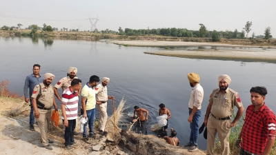 Industrial effluent, sewage used to brew illicit liquor in Punjab! | Industrial effluent, sewage used to brew illicit liquor in Punjab!