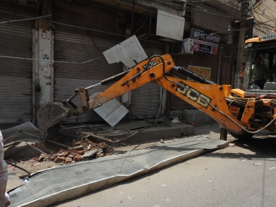 Delhi: Bulldozer rolls in again | Delhi: Bulldozer rolls in again