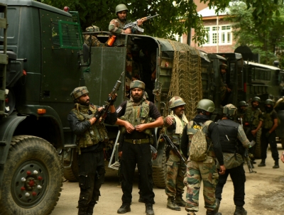 Soldier, 3 militants killed in South Kashmir's Pulwama | Soldier, 3 militants killed in South Kashmir's Pulwama
