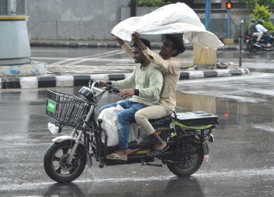 Heavy rainfall to lash K'taka for 4 days, yellow alert for B'luru, coastal regions | Heavy rainfall to lash K'taka for 4 days, yellow alert for B'luru, coastal regions Heavy rainfall to lash K'taka for 4 days, yellow alert for B'luru, coastal regions | Heavy rainfall to lash K'taka for 4 days, yellow alert for B'luru, coastal regions