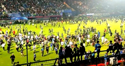 129 people killed after stampede at football match in Indonesia | 129 people killed after stampede at football match in Indonesia
