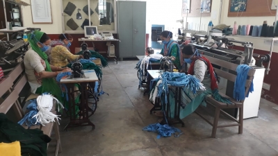 Self-help groups in Punjab weave 4 lakh masks | Self-help groups in Punjab weave 4 lakh masks