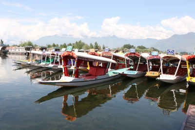 Tourists keep J&K abuzz; hotels remain full, govt encourages home-stays, Sgr Airport busiest place | Tourists keep J&K abuzz; hotels remain full, govt encourages home-stays, Sgr Airport busiest place