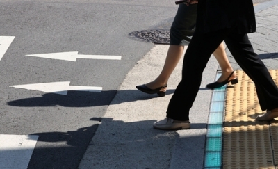 In-ground traffic lights installed in Seoul for 'smartphone zombies' | In-ground traffic lights installed in Seoul for 'smartphone zombies'