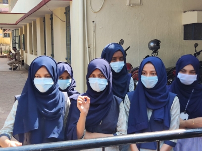 K'taka HC urged to allow hijab as more students skip school over the issue | K'taka HC urged to allow hijab as more students skip school over the issue