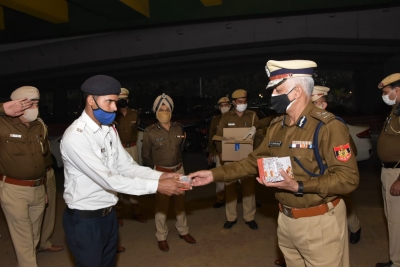 Delhi Police chief visits duty points on Diwali | Delhi Police chief visits duty points on Diwali Delhi Police chief visits duty points on Diwali | Delhi Police chief visits duty points on Diwali