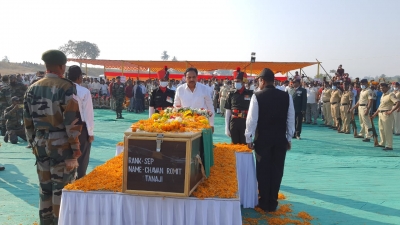 Mortal remains of soldier cremated with full state honours in Maha | Mortal remains of soldier cremated with full state honours in Maha