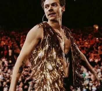 Harry Styles does gender reveal for pregnant fan at his concert | Harry Styles does gender reveal for pregnant fan at his concert