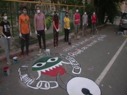 Youngsters in J-K paint beautiful graffiti on road to create COVID-19 awareness | Youngsters in J-K paint beautiful graffiti on road to create COVID-19 awareness