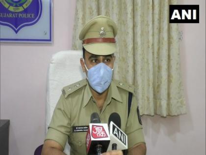 FIR registered against Vadodara Police Constable for extorting Rs 1 lakh | FIR registered against Vadodara Police Constable for extorting Rs 1 lakh FIR registered against Vadodara Police Constable for extorting Rs 1 lakh | FIR registered against Vadodara Police Constable for extorting Rs 1 lakh