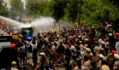 Protesting farmers submit memoranda to Punjab, Haryana Guvs | Protesting farmers submit memoranda to Punjab, Haryana Guvs