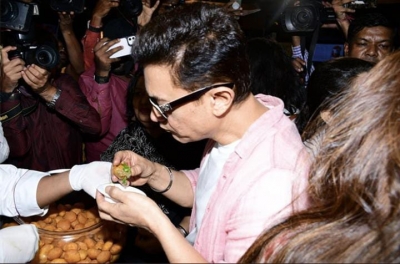 Aamir Khan hosts trailer preview, enjoys Panipuri at event | Aamir Khan hosts trailer preview, enjoys Panipuri at event