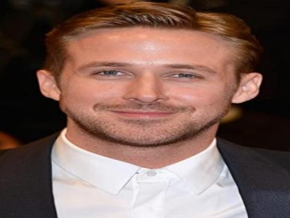 Ryan Gosling helps elderly woman during beach outing with family | Ryan Gosling helps elderly woman during beach outing with family Ryan Gosling helps elderly woman during beach outing with family | Ryan Gosling helps elderly woman during beach outing with family