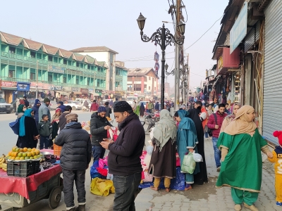 Markets overflow with shoppers on Eid eve in Kashmir | Markets overflow with shoppers on Eid eve in Kashmir
