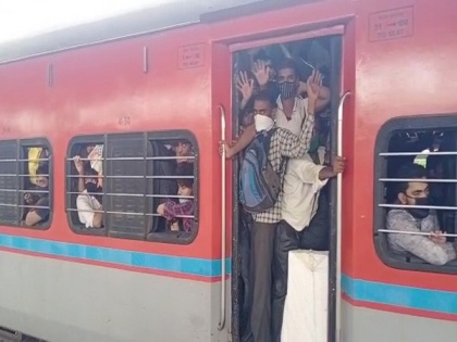 Migrant labourers leave Mumbai in packed trains fearing lockdown | Migrant labourers leave Mumbai in packed trains fearing lockdown