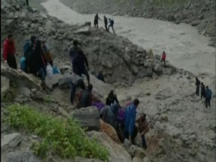 Filmstar Manju Warrier, crew stranded in Himachal floods rescued: MoS Muraleedharan | Filmstar Manju Warrier, crew stranded in Himachal floods rescued: MoS Muraleedharan