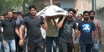 Huge crowd gathers to witness last rites of slain gangster in UP | Huge crowd gathers to witness last rites of slain gangster in UP