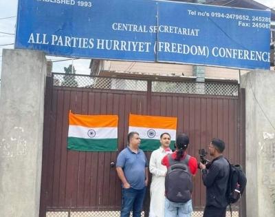 Tricolour affixed on gate of Hurriyat Conference office in Srinagar | Tricolour affixed on gate of Hurriyat Conference office in Srinagar