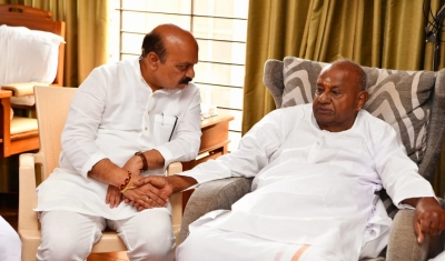 CM Bommai, Cabinet colleagues pay visit to ailing ex-PM Deve Gowda | CM Bommai, Cabinet colleagues pay visit to ailing ex-PM Deve Gowda