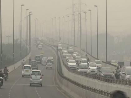 Thick smog continues to affect visibility in Delhi; AQI remains in 'severe' | Thick smog continues to affect visibility in Delhi; AQI remains in 'severe'