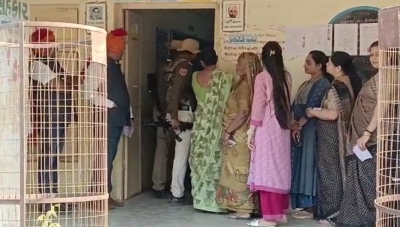 Gujarat BJP leader's 60-member joint family reaches polling station in procession | Gujarat BJP leader's 60-member joint family reaches polling station in procession